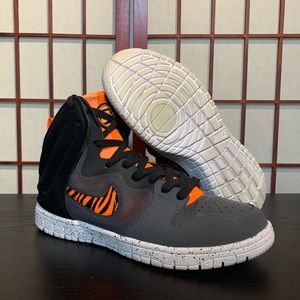 [SOLD] Exclusive Nike Release Tiger Size 8